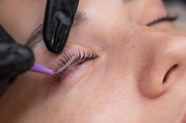 Salonda Profesyonel Kirpik Uzatma Uygulama Süreci