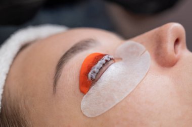 Beyaz kadın kirpik temizleme prosedüründen geçiyor.