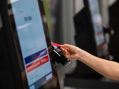 Modern Perakende Mağazasında Canlı Alışveriş Deneyimi