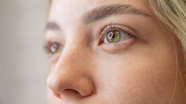 Kirpik kaplama işleminden sonra bir kadının yakın plan portresi