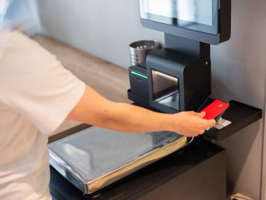 Modern Perakende Mağazasında Canlı Alışveriş Deneyimi