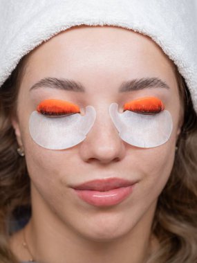 Kirpik kaplama prosedüründen geçen beyaz bir kadın. Üst görünüm