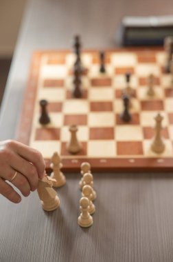 Orta yaşlı beyaz bir adamın satranç oynaması yakındır.