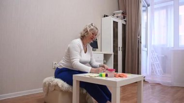 Olgun kadın çocuk plastiklerinden heykel yapıyor.