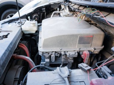 Arabanın kaputunun altında elektrikli motor var.