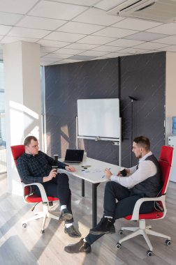 İş arkadaşları ofiste kahve içiyor.