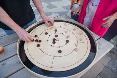 Stratejik Oyun Parçaları Tahta Tahta Crokinole üzerinde