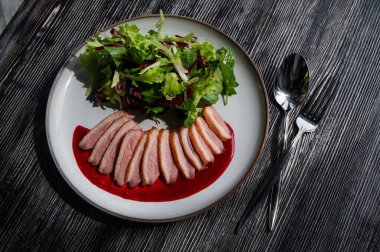 Kızarmış ördek bir tabakta parçalara ayrılmış.