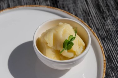 Kafede bir tabak patates püresi