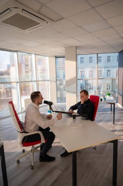 İki Kafkasyalı Ses Podcast 'i kaydediyor