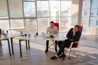 İki Kafkasyalı iş yerinde sorunları çözer