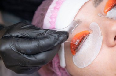 Beyaz kadın kirpik temizleme prosedüründen geçiyor.