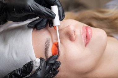 Beyaz kadın kirpik temizleme prosedüründen geçiyor.