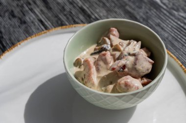 Bir kafede kremalı soslu mantarlı tavuk.