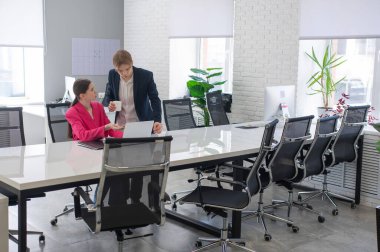 Beyaz adam astlarına talimat veriyor.