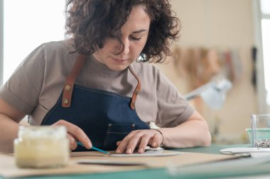 Kadın tabakçı atölyede çalışıyor.