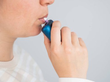 Elektronik sigara içen beyaz bir kadın. Tütün ısıtma sistemi