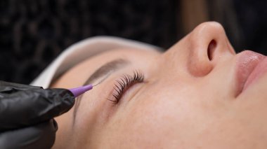 Salonda Profesyonel Kirpik Uzatma Uygulama Süreci