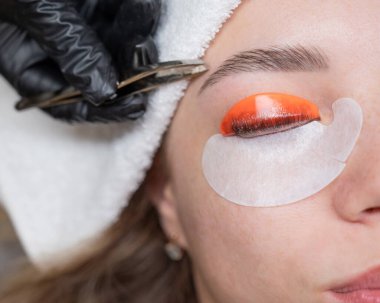 Beyaz kadın kirpik temizleme prosedüründen geçiyor.