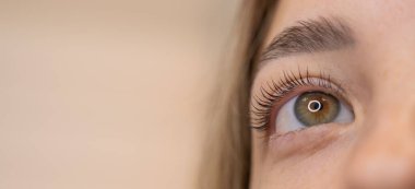 Kirpik kaplama prosedüründen sonra bir kadının gözlerine yakın çekim