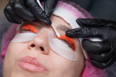 Beyaz kadın kirpik temizleme prosedüründen geçiyor.