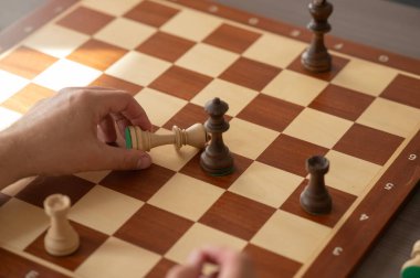 Orta yaşlı beyaz bir adamın satranç oynaması yakındır.