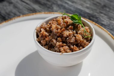 Bir kafede bir tabak karabuğday.