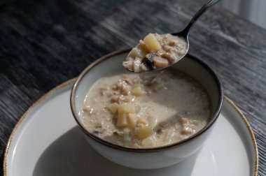 Kafede bir kase kremalı mantar çorbası