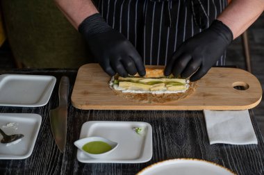 Aşçı gözlemeden meyve rulosu hazırlar.