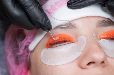 Beyaz kadın kirpik temizleme prosedüründen geçiyor.