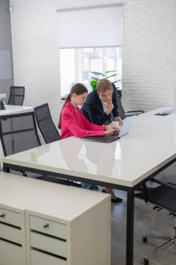 Beyaz adam astlarına talimat veriyor.