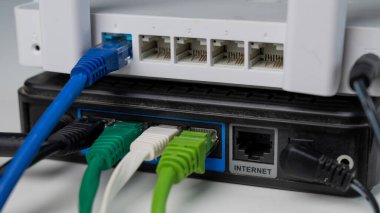 Renkli Ethernet Kabloları Yönlendiriciye Bağlı