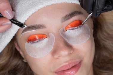 Profesyonelce katlama, kirpik boyama ve kaş boyama süreci. Dört elli prosedür