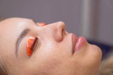 Beyaz kadın kirpik temizleme prosedüründen geçiyor.