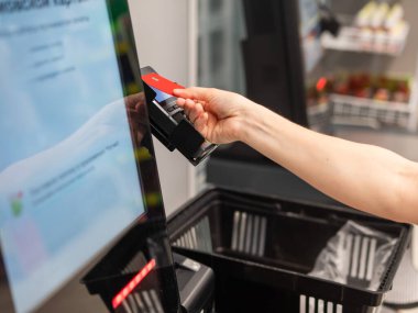 Modern Perakende Mağazasında Canlı Alışveriş Deneyimi