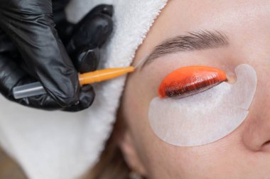 Beyaz kadın kirpik temizleme prosedüründen geçiyor.