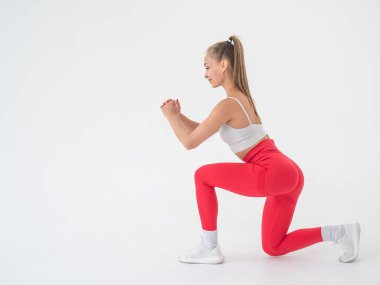 Beyaz siklonama arka planına atlama yapan genç bir kadın. Dikey video