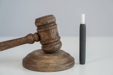 Hakimler tokmak ve elektronik sigara. Tütün ısıtma sistemi