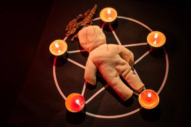 Pentagramda vudu bebeği. Cadı büyüleri