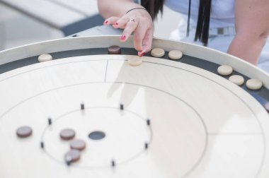 Stratejik Oyun Parçaları Tahta Tahta Crokinole üzerinde