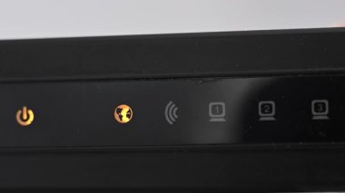 Yönlendiricideki ışıklar yanıp sönüyor.