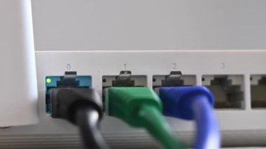 Yönlendiricideki ışıklar yanıp sönüyor.