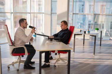 İki Kafkasyalı Ses Podcast 'i kaydediyor