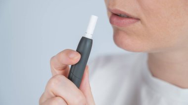 Tütün tütünü içen bir kadın. Elektronik sigara.