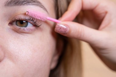 Beyaz kadın kirpiklerini fırçalıyordu.