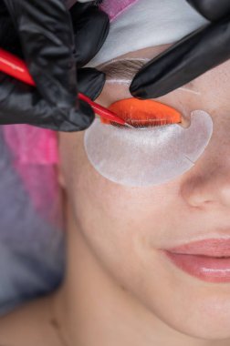 Beyaz kadın kirpik temizleme prosedüründen geçiyor.