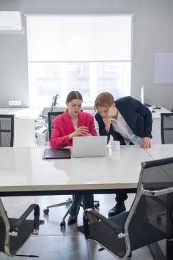 Beyaz adam astlarına talimat veriyor.