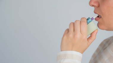 Elektronik sigara içen beyaz bir kadın. Tütün ısıtma sistemi