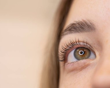 Kirpik kaplama prosedüründen sonra bir kadının gözlerine yakın çekim