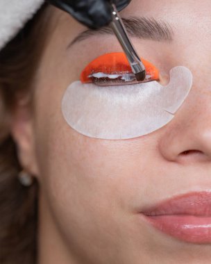 Beyaz kadın kirpik temizleme prosedüründen geçiyor.